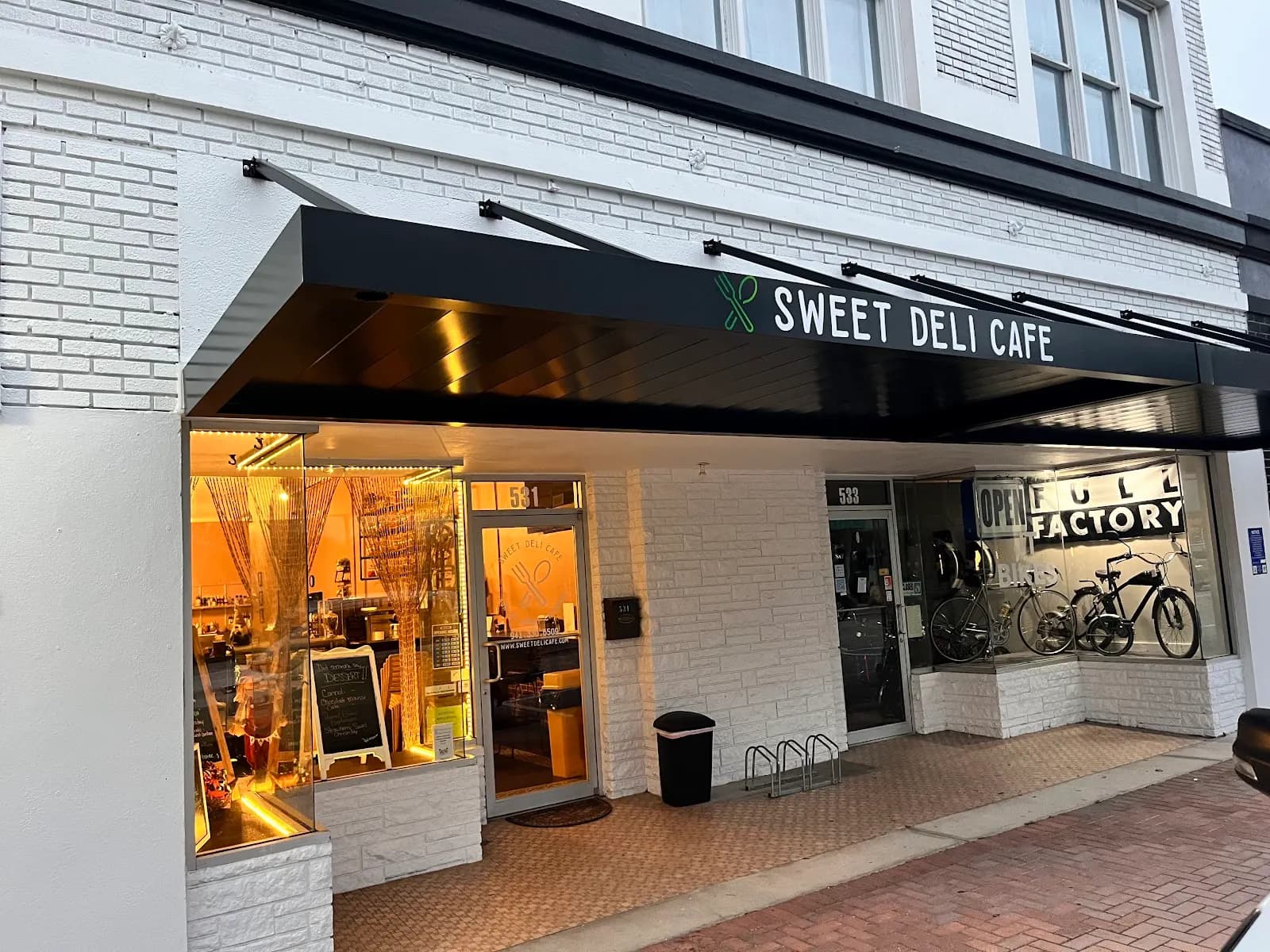 Sweet Deli Cafe - Restaurant