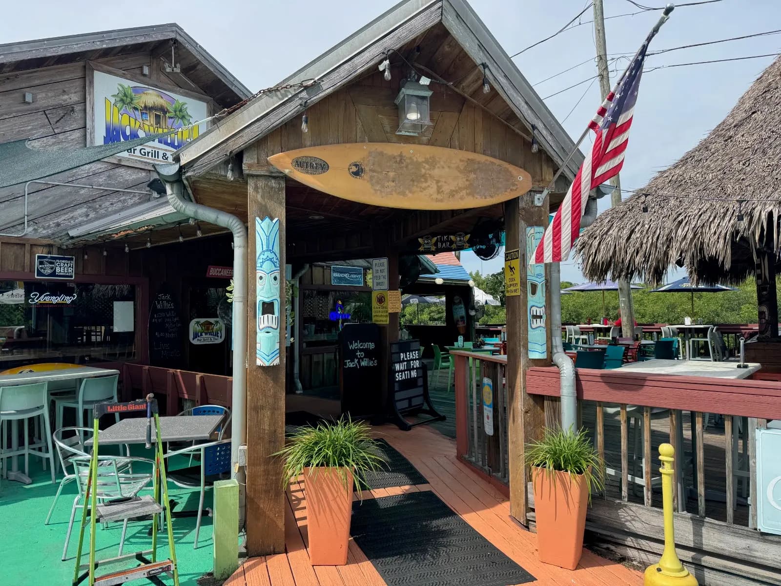 Jack Willie's Bar, Grill & Tiki - Restaurant