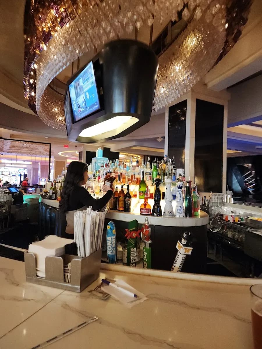 L Bar - Bar