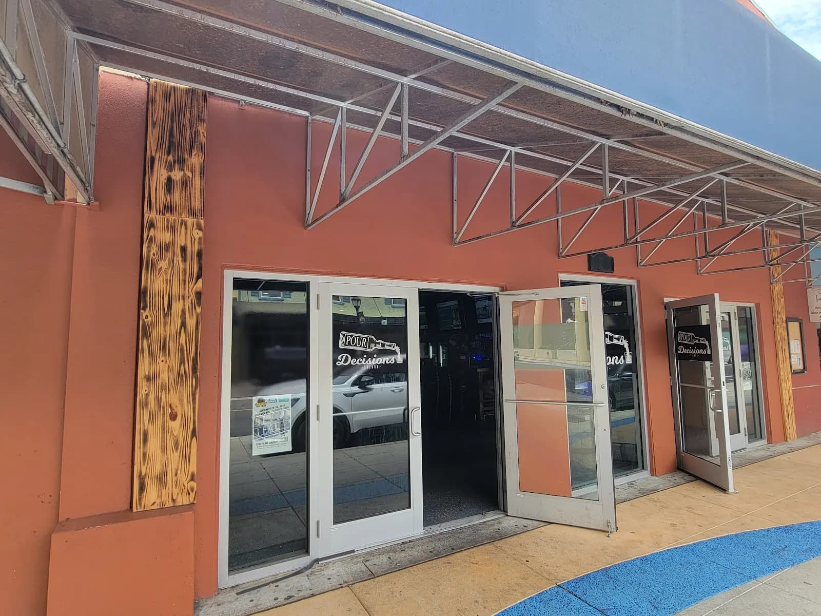 Pour Decisions Saloon Downtown Bradenton - Bar